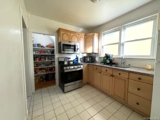 $2,400 | 48 Huber Place, Unit 1ST FLOOR FRONT, Yonkers, NY 10704