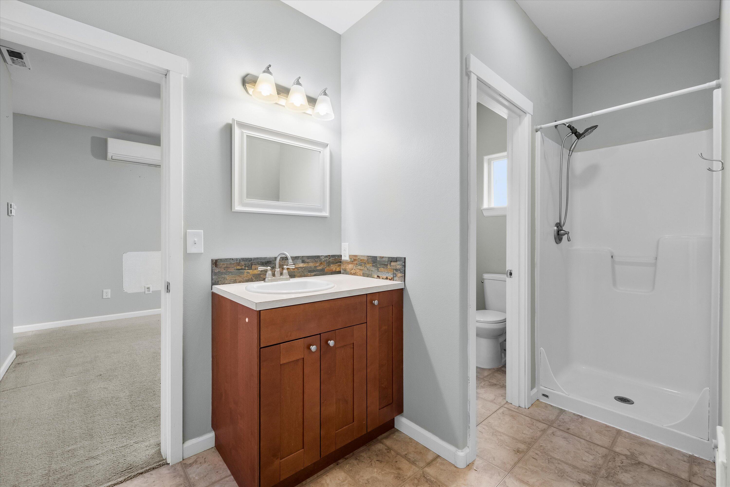 63042 Deschutes Road Bend, OR 97701 - Photo 22 of 58 Jack & Jill bath