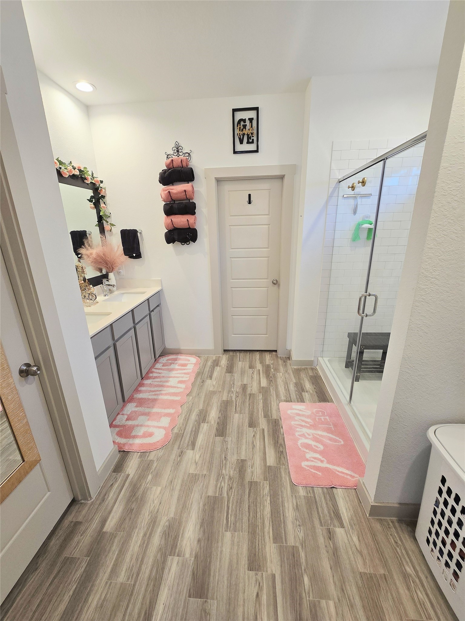 7722 Caspian Ranch Drive Rosharon, TX 77583 - Photo 4 of 15 a bedroom with a bed and wooden floor