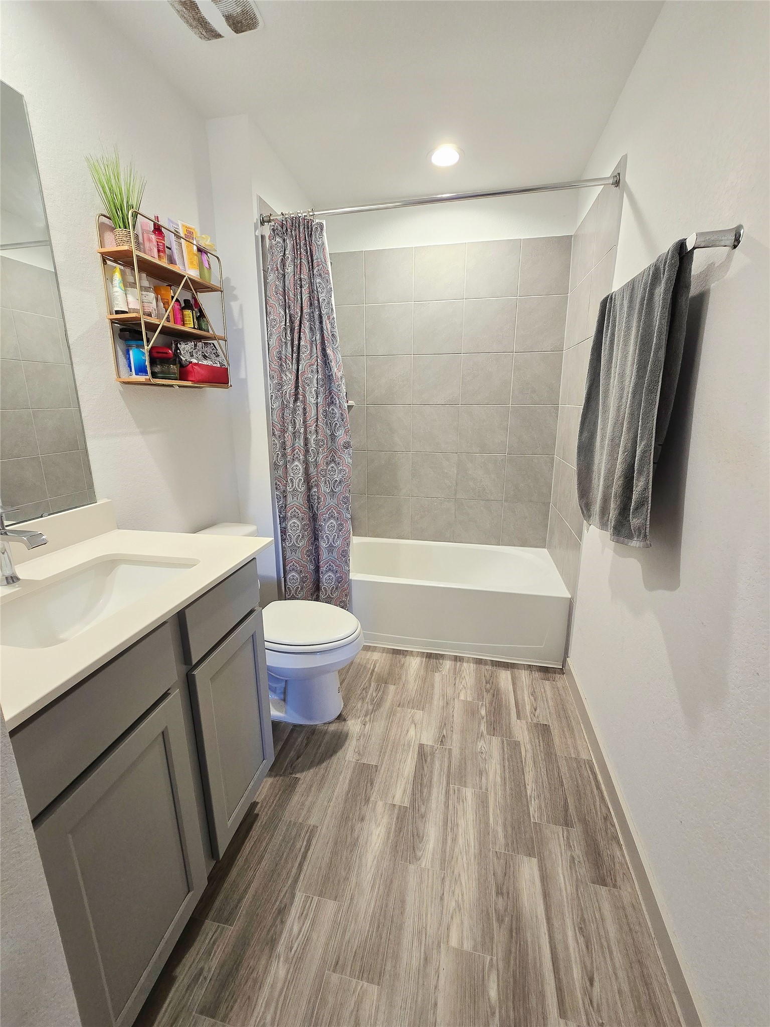7722 Caspian Ranch Drive Rosharon, TX 77583 - Photo 7 of 15 a bathroom with a sink toilet and shower