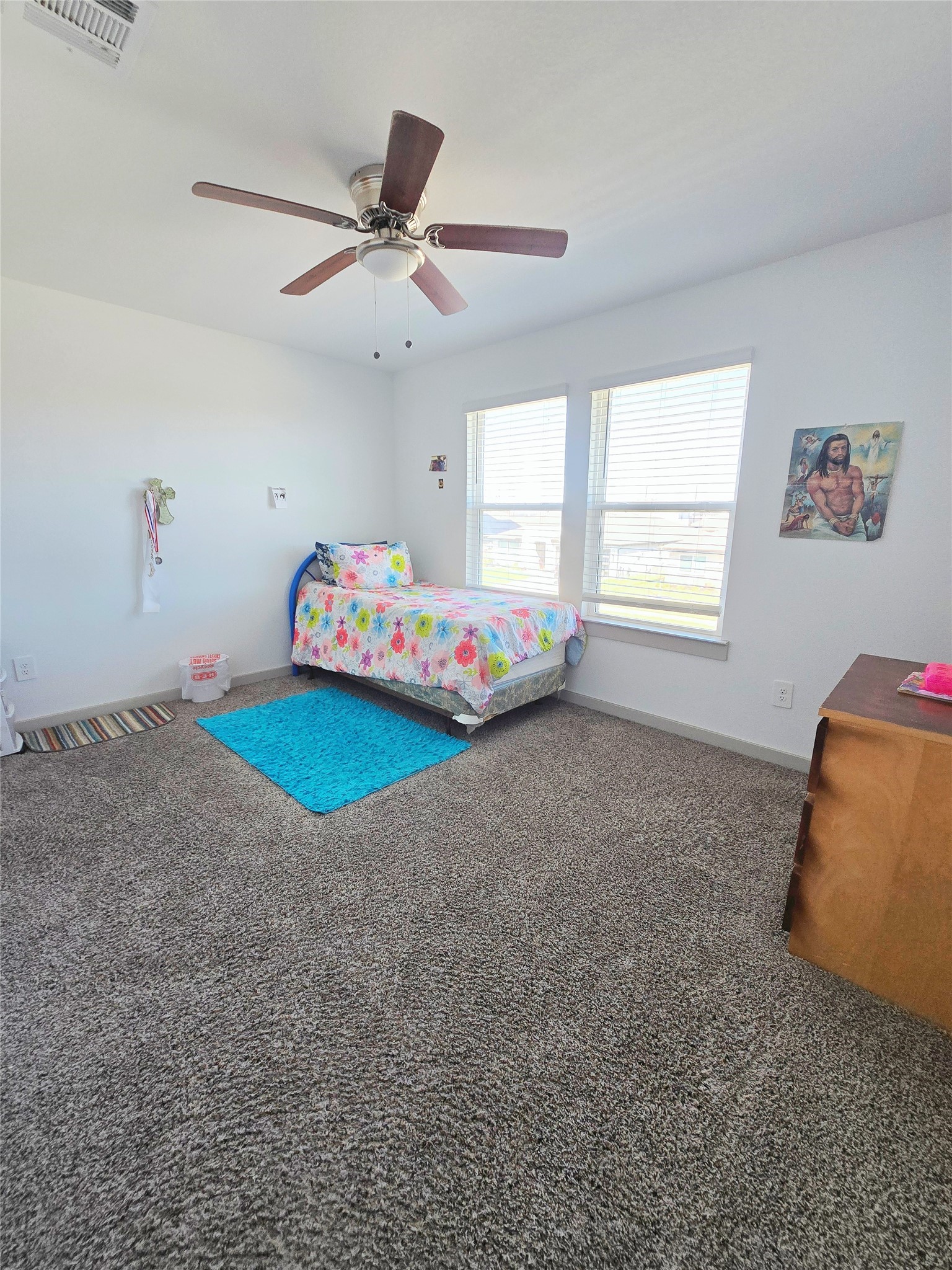 7722 Caspian Ranch Drive Rosharon, TX 77583 - Photo 10 of 15 a room with a bed and a chandelier