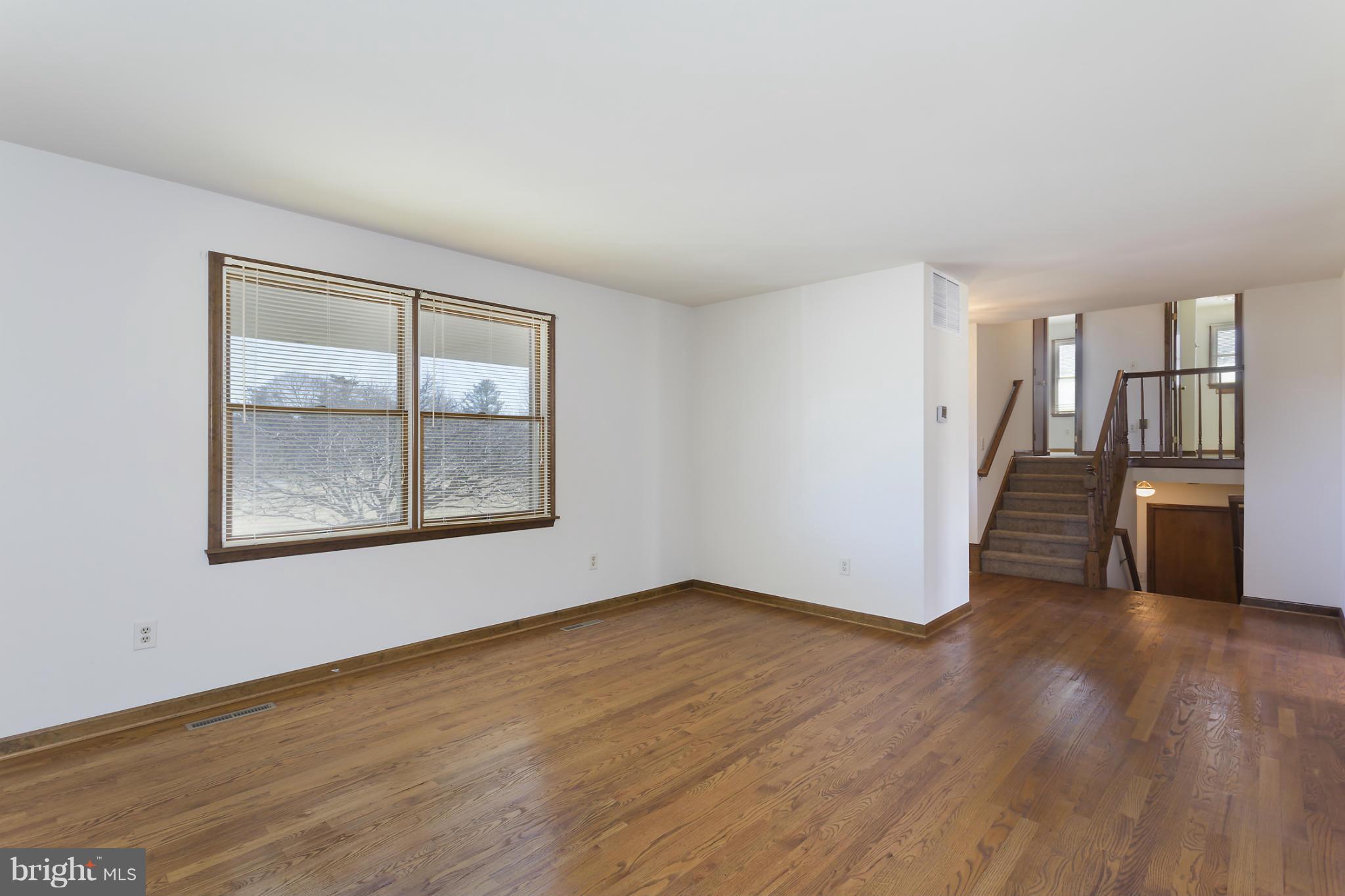 12396 Frederick Road West Friendship, MD 21794 - Photo 11 of 30 Living Room