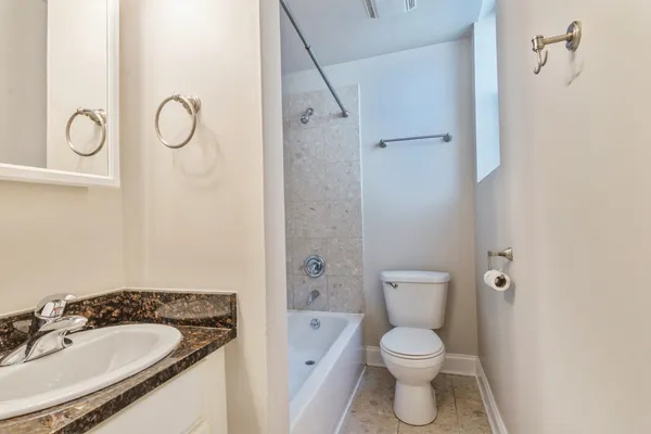 $1,950 | 702 Reba Place, Unit G2, Evanston, IL 60202