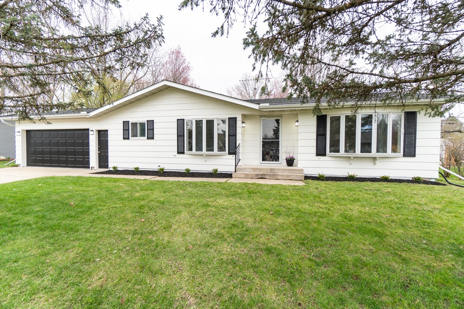 628 Park Avenue Delavan, WI 53115 - Photo 1 of 1 a front view of house with yard and green space