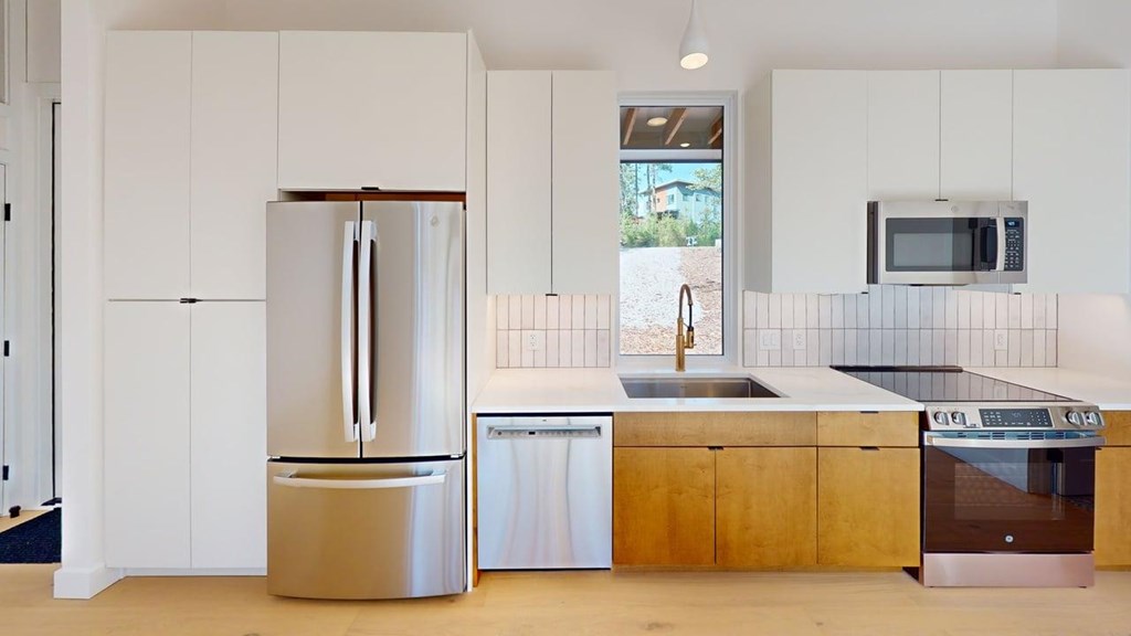 531 Brannon Ridge Young Harris, GA 30582 - Photo 3 of 12 a kitchen with a stove and a refrigerator