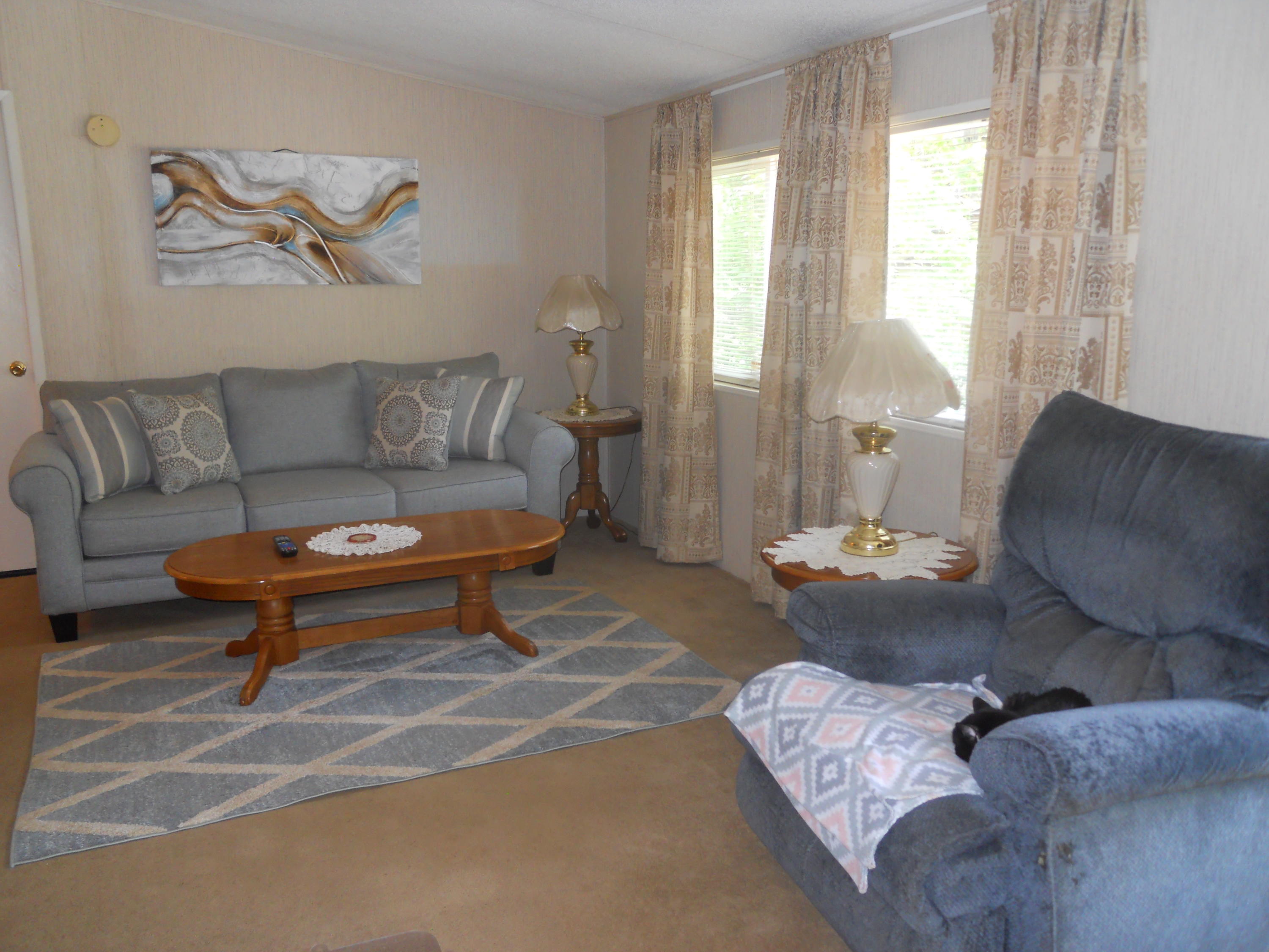 1103 Ferry Road Grants Pass, OR 97526 - Photo 13 of 19 living room