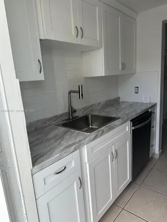 $2,600 | 360 Meridian Avenue, Unit 4C, Miami Beach, FL 33139