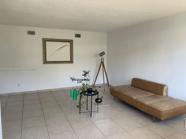 $2,600 | 360 Meridian Avenue, Unit 4C, Miami Beach, FL 33139