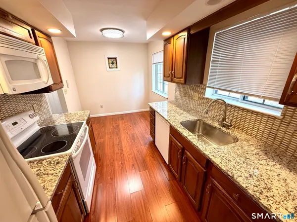 $2,200 | 3 Falmouth Court, Unit 3, Brookfield, CT 06804