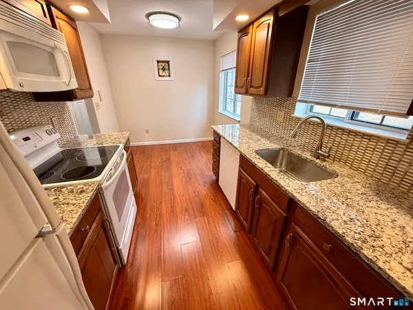 $2,200 | 3 Falmouth Court, Unit 3, Brookfield, CT 06804