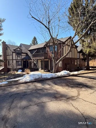 $2,200 | 3 Falmouth Court, Unit 3, Brookfield, CT 06804