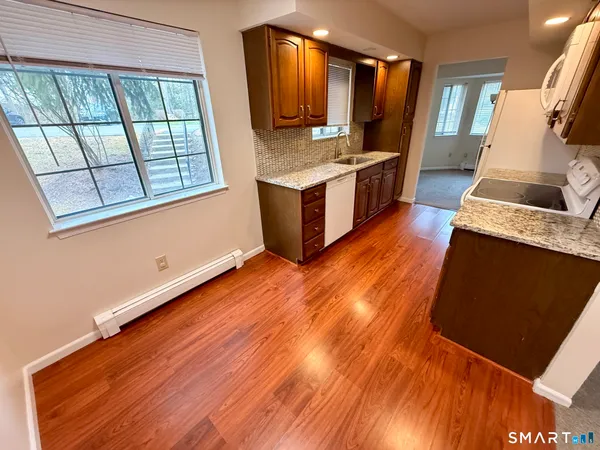 $2,200 | 3 Falmouth Court, Unit 3, Brookfield, CT 06804