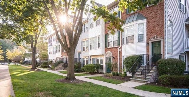 748 Pepperidge Road Mahwah, NJ 07430 - Photo 2 of 16