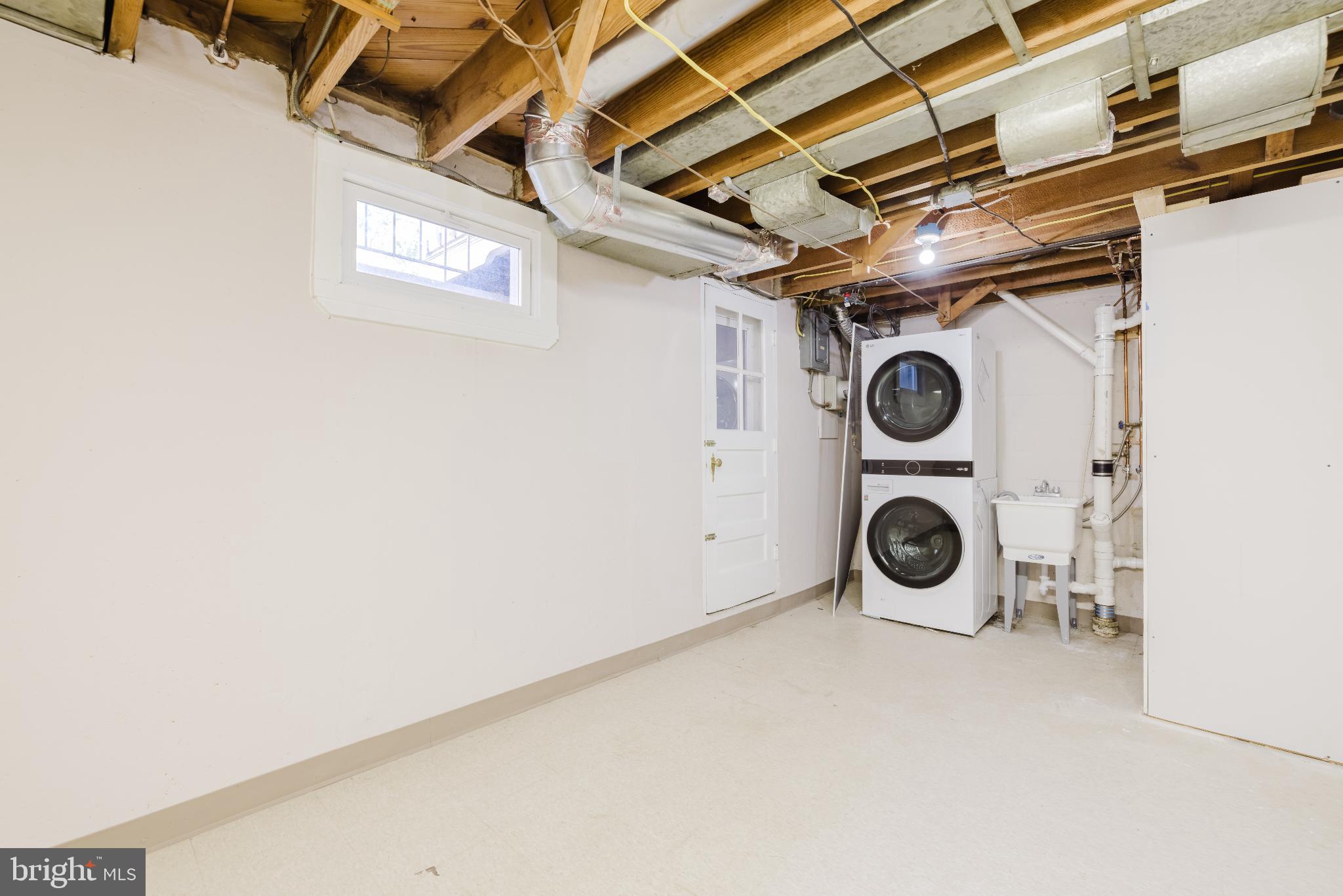 1636 Thetford Road Baltimore, MD 21286 - Photo 19 of 23 a utility room with dryer and washer