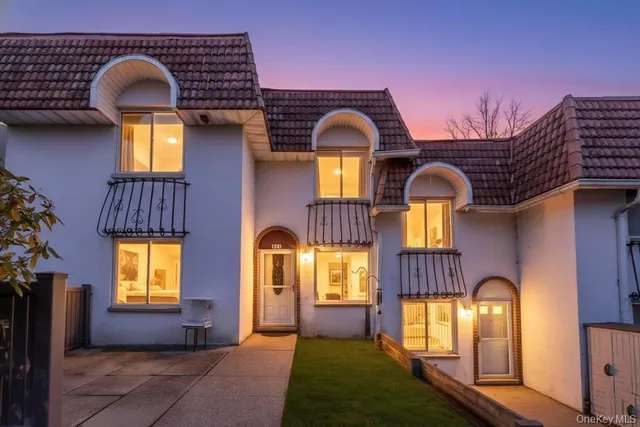 $379,999 | 172 Skyline Drive, Coram, NY 11727