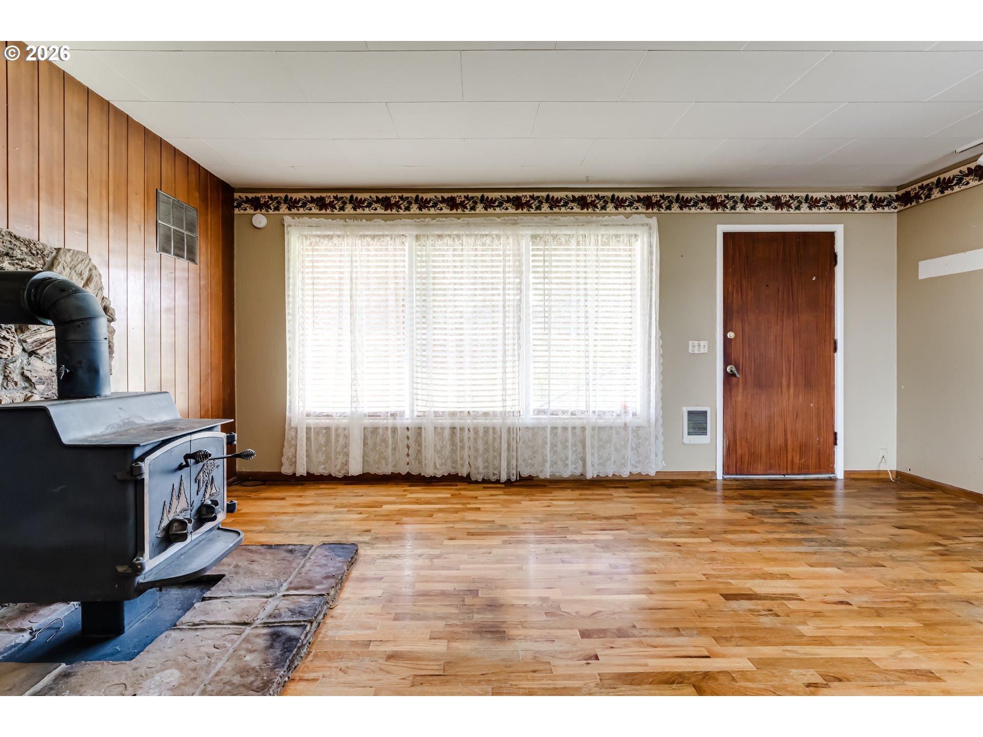 4076 North Street Springfield, OR 97478 - Photo 6 of 21 a view of a livingroom with an empty space & a window