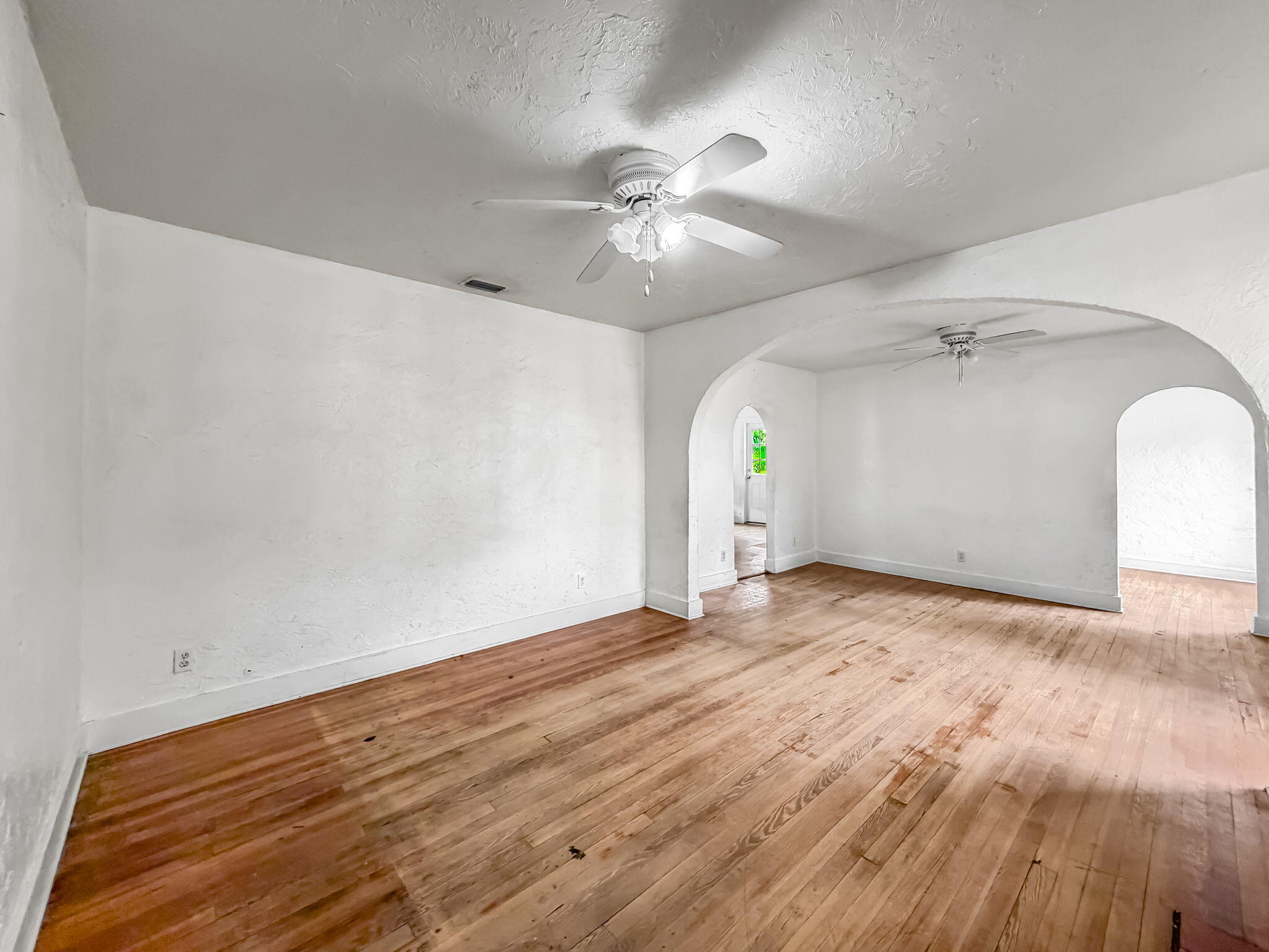 501 Pilgrim Road West Palm Beach, FL 33405 - Photo 11 of 30 LIVING ROOM