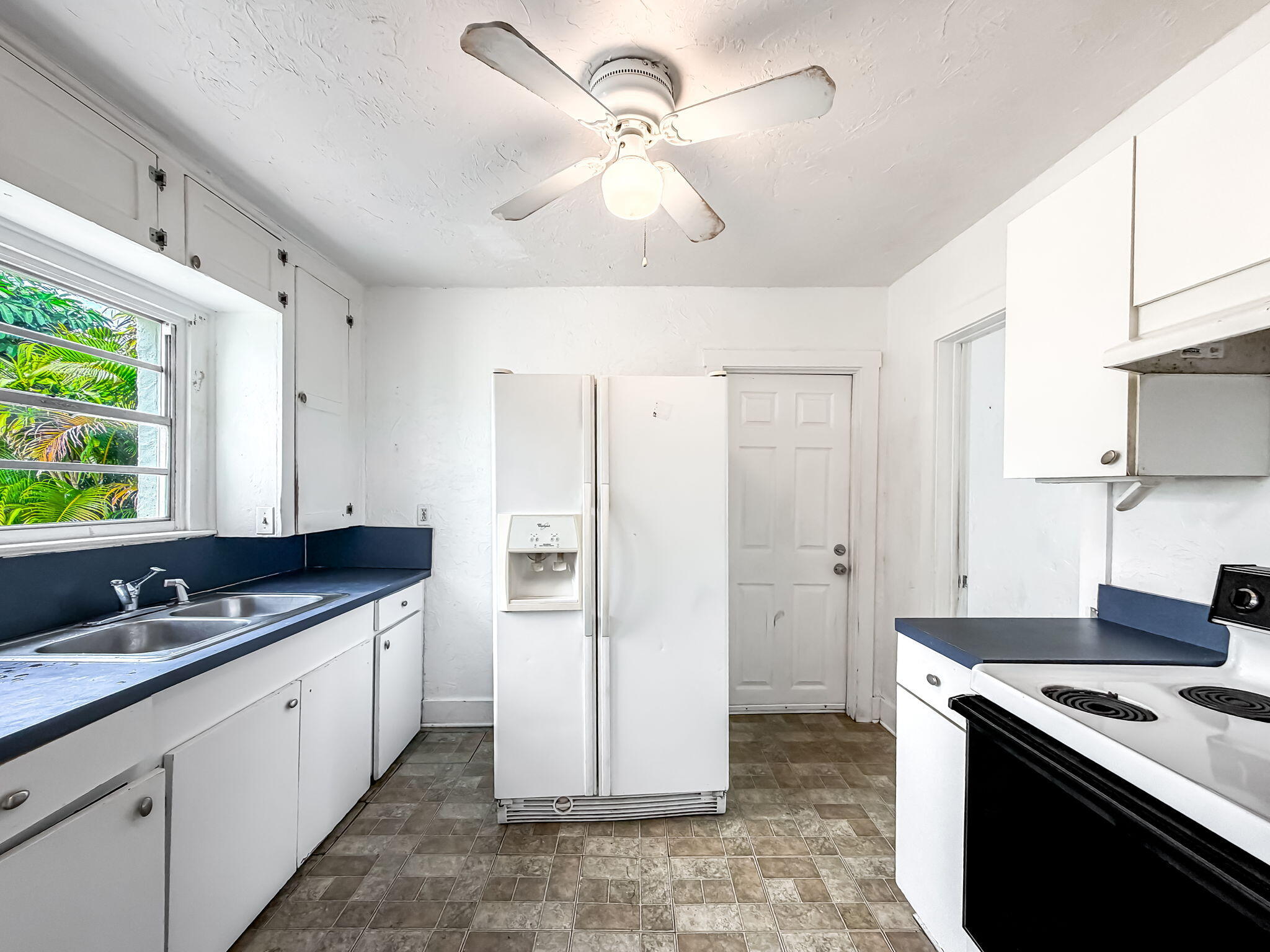 501 Pilgrim Road West Palm Beach, FL 33405 - Photo 12 of 30 Kitchen