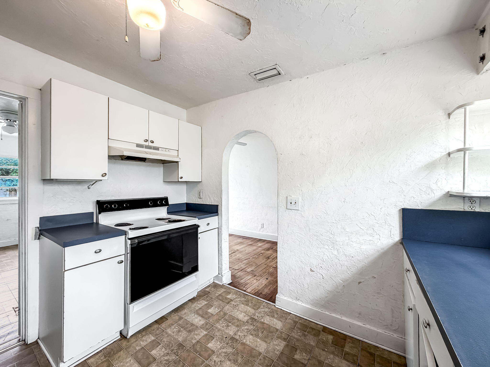 501 Pilgrim Road West Palm Beach, FL 33405 - Photo 13 of 30 Kitchen