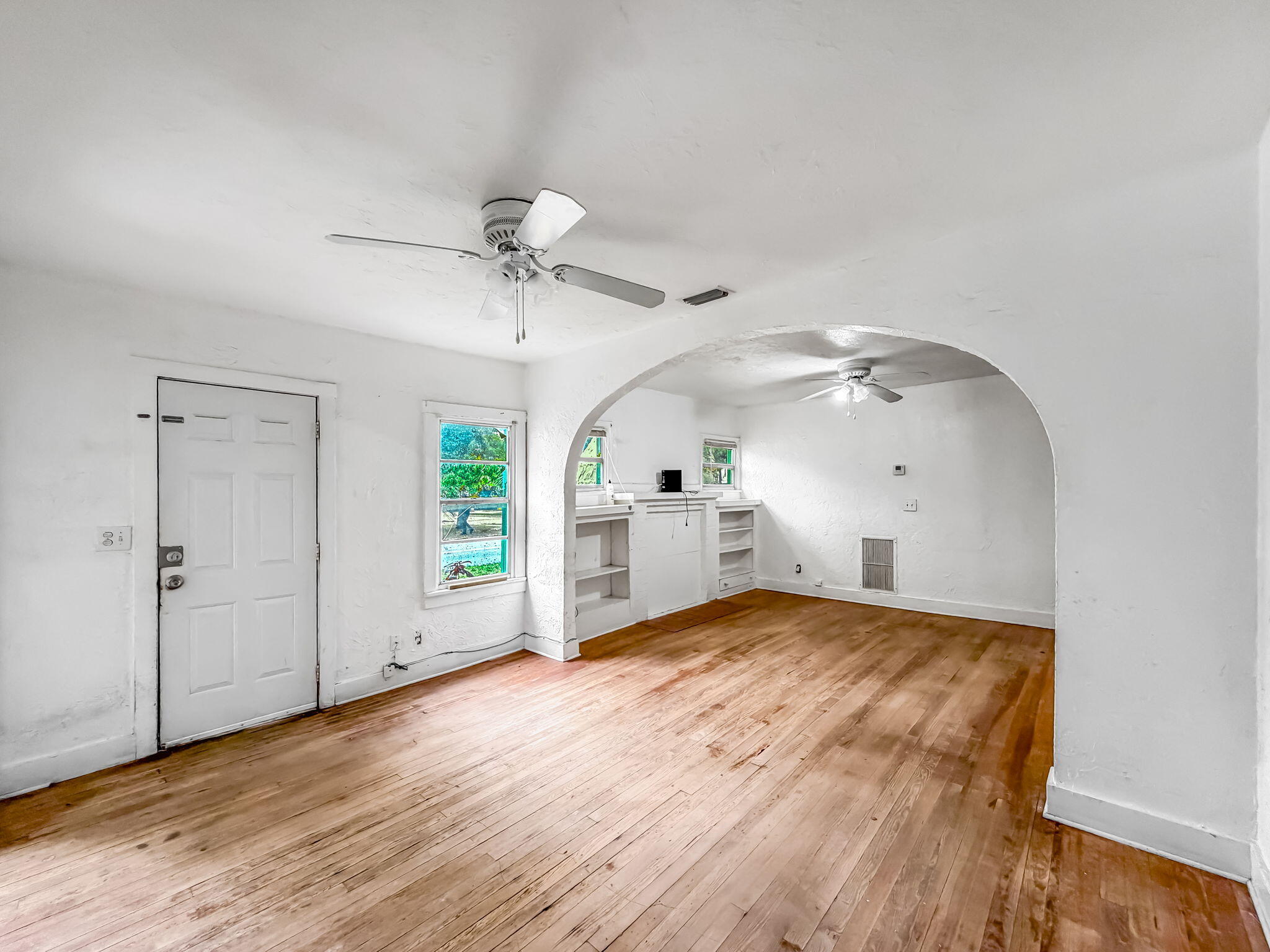 501 Pilgrim Road West Palm Beach, FL 33405 - Photo 8 of 30 Entry to Living Room