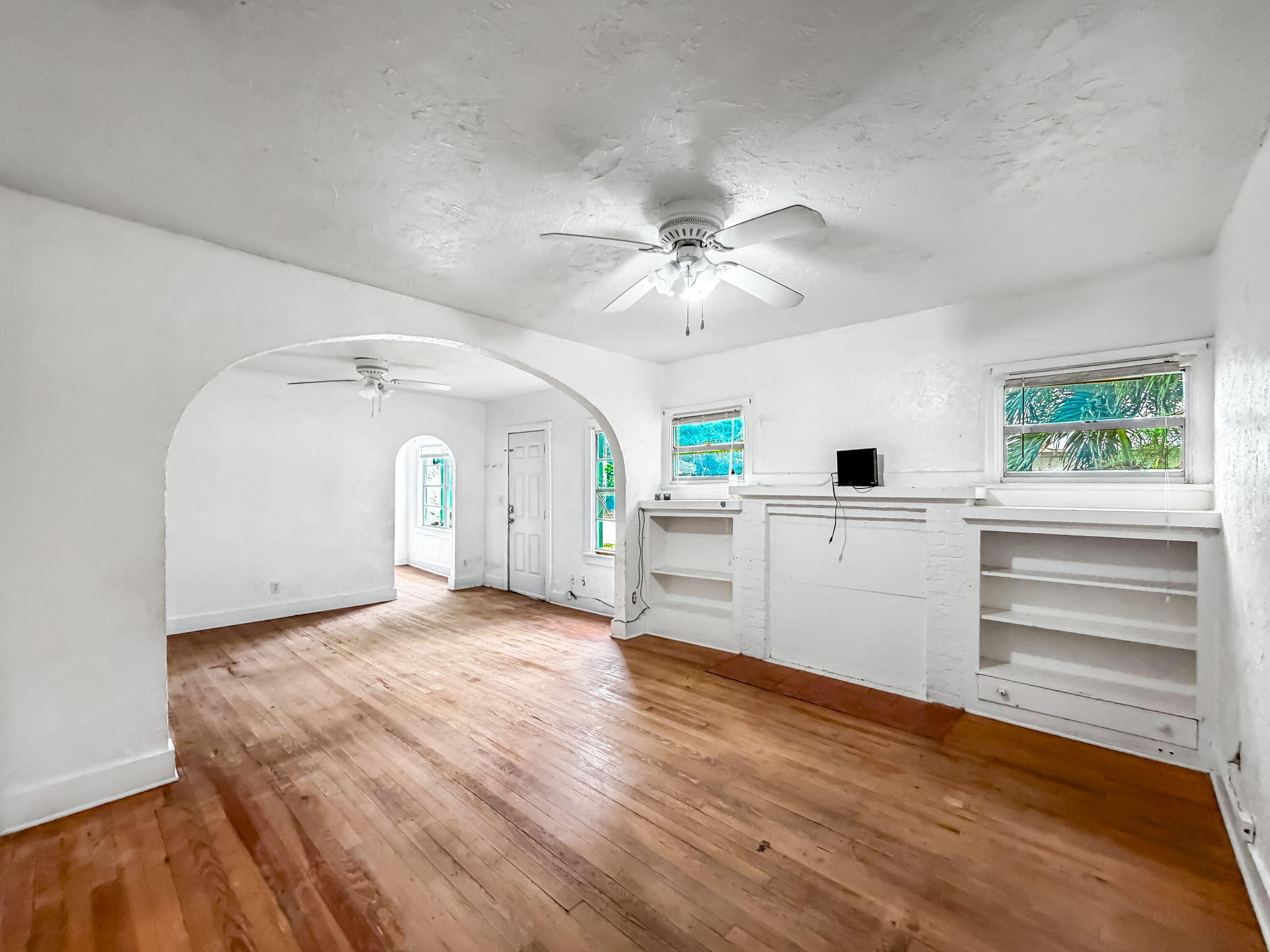 501 Pilgrim Road West Palm Beach, FL 33405 - Photo 9 of 30 LIVING ROOM / BUILT IN