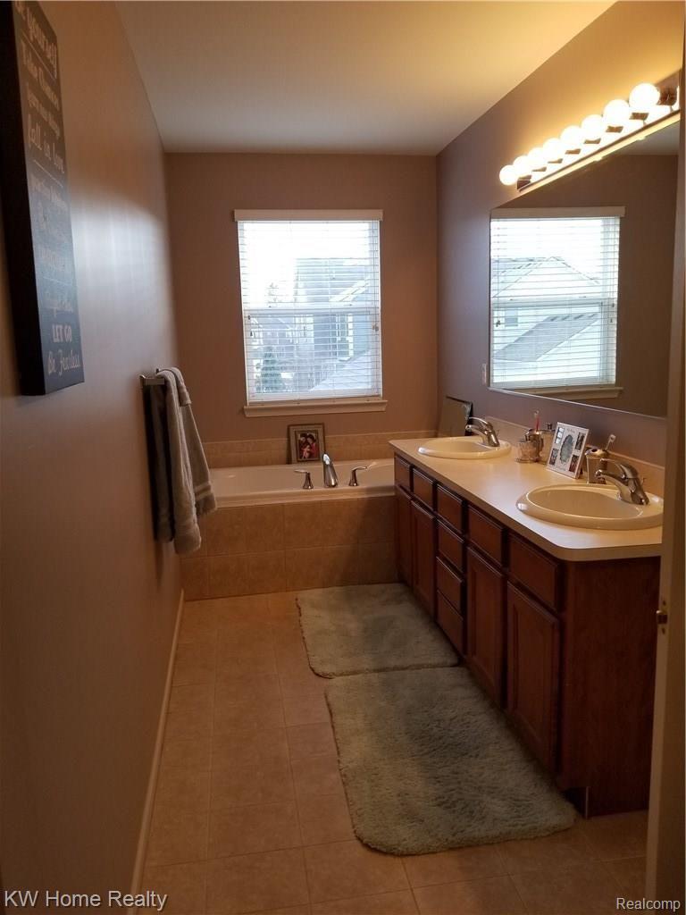 3141 Summers Road Keego Harbor, MI 48320 - Photo 13 of 27 Master Bath With His/Her Sinks, Soaking Tub, & Stand Up Shower