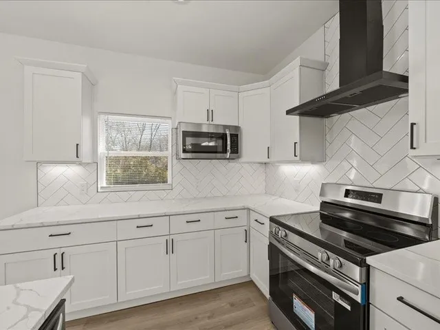 $529,000 | 919 South Noland Road, Independence, MO 64050