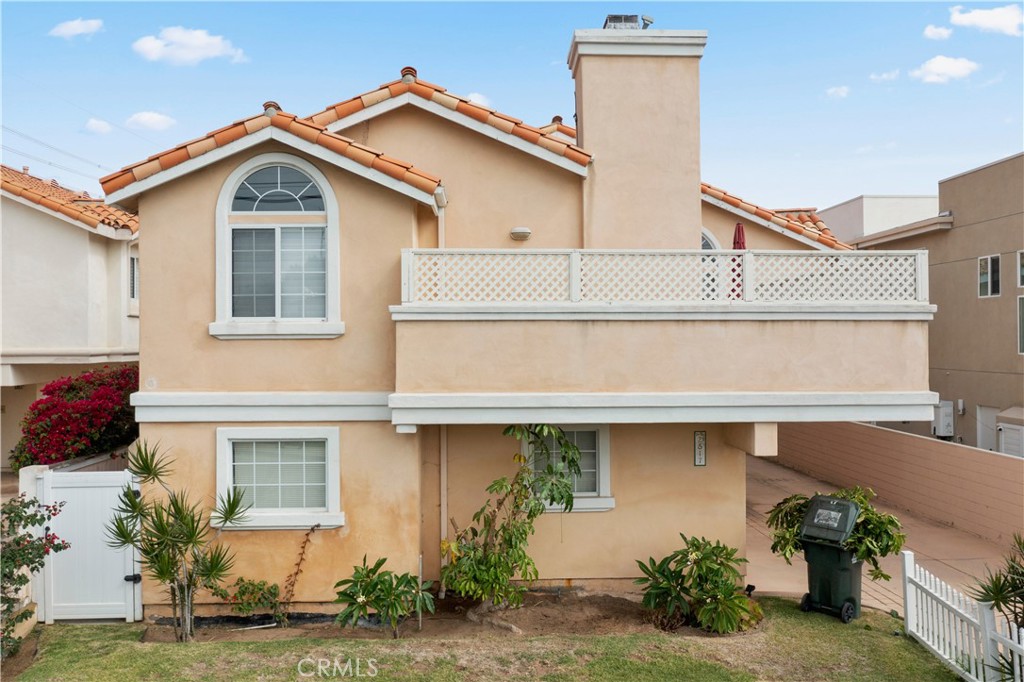 2517 Rockefeller Lane, Unit B Redondo Beach, CA 90278 - Photo 28 of 36 a front view of a house with a yard and garage