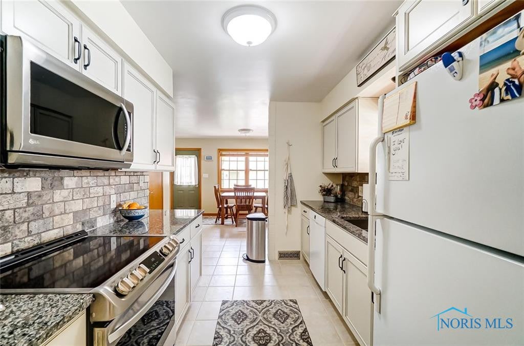 2912 Gracewood Road Toledo, OH 43613 - Photo 6 of 34 Gallery Image 6