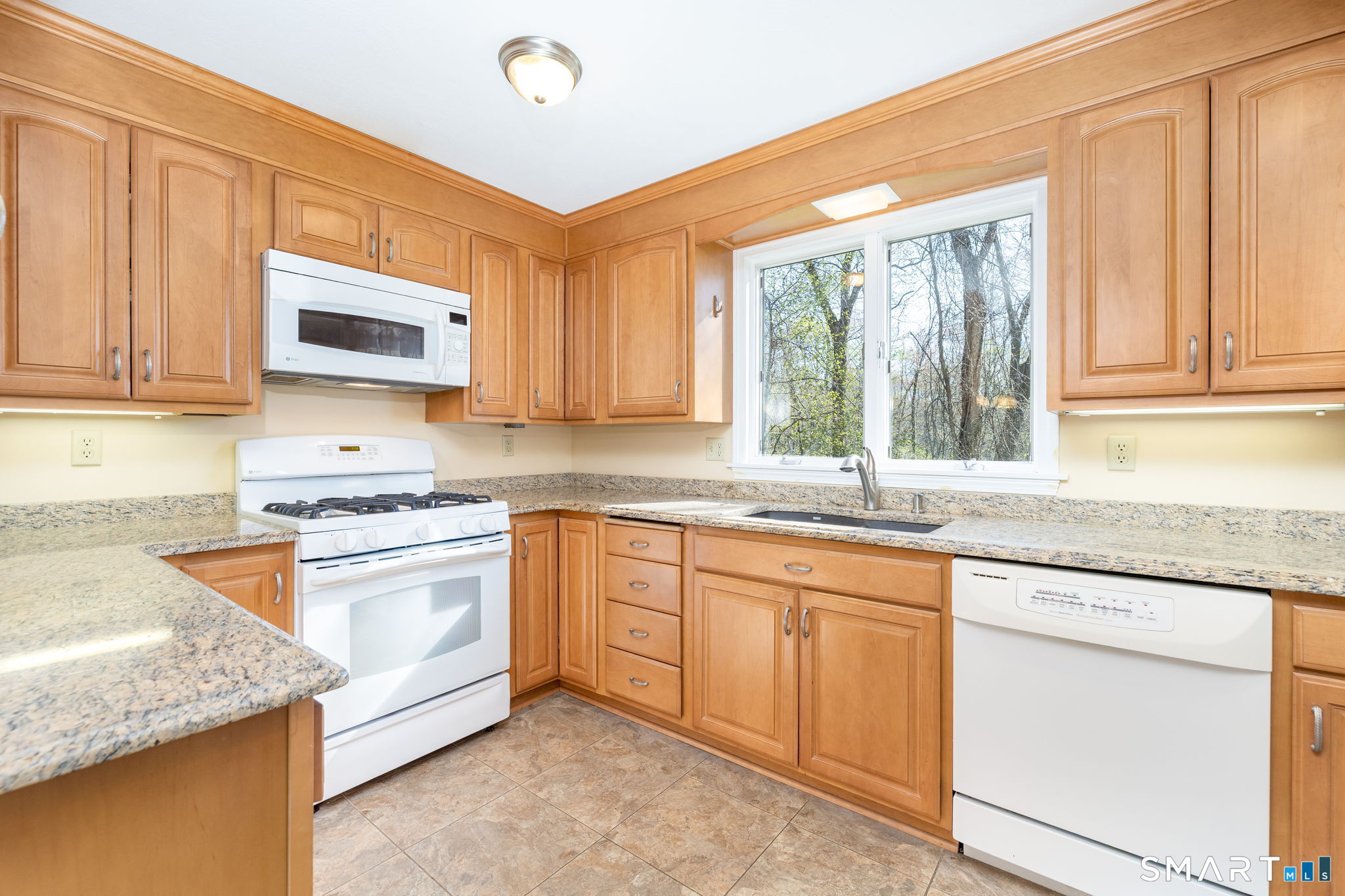 71 Whippoorwill Way Wethersfield, CT 06109 - Photo 10 of 36