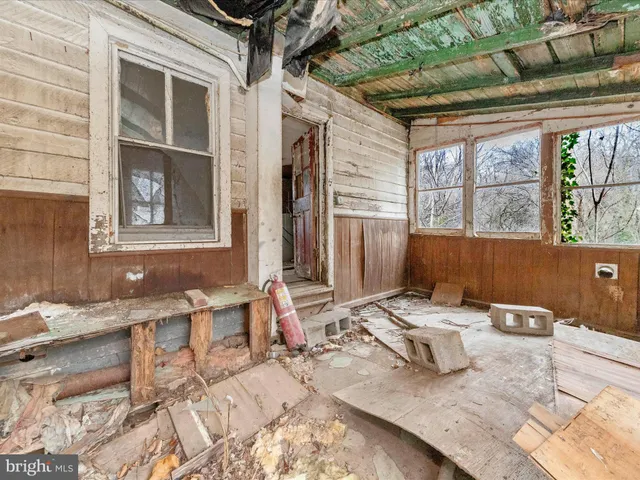 a view of entryway with a front door
