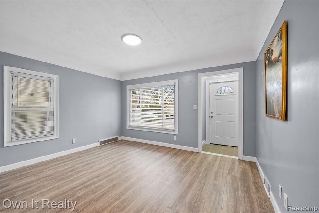 7335 Maple Street Dearborn, MI 48126 - Photo 10 of 34