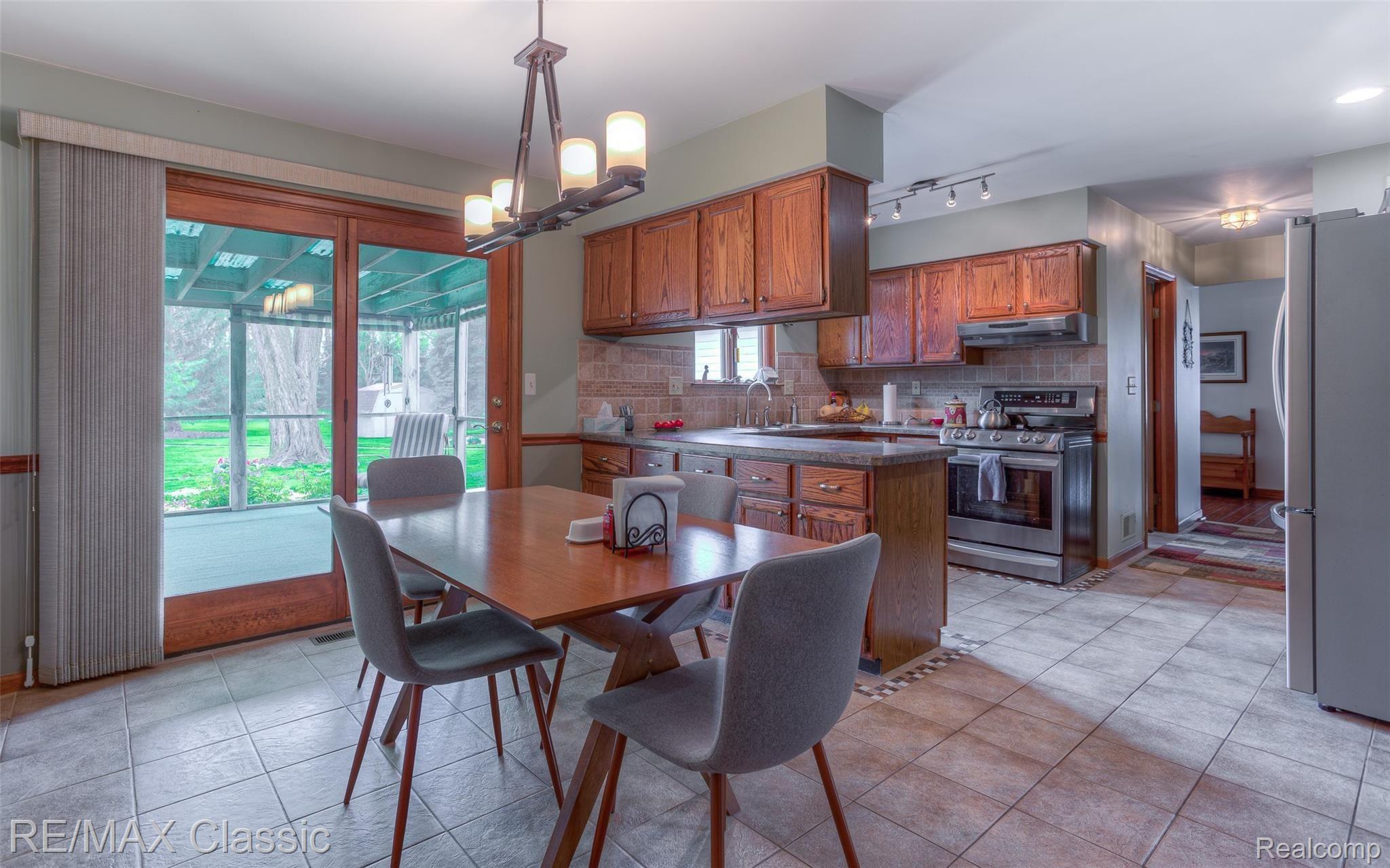 4021 West Maple Road Wixom, MI 48393 - Photo 10 of 46 4021 west maple interiors (23).jpg
