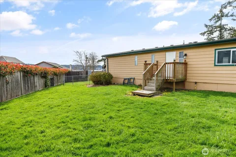 a view of a house with backyard and garden