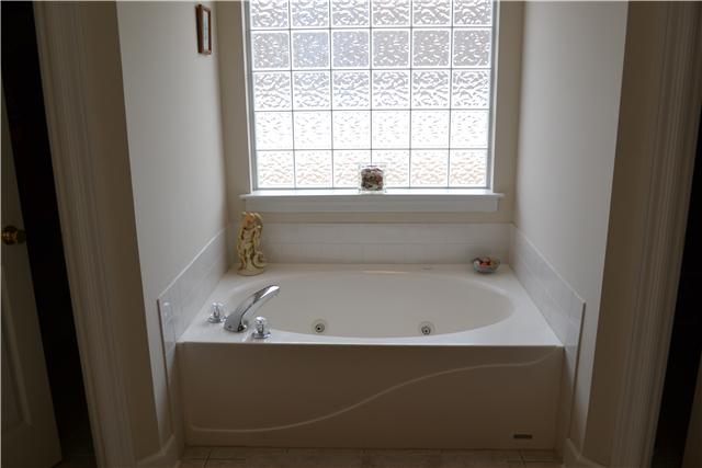 808 Renaissance Avenue Murfreesboro, TN 37129 - Photo 11 of 16 jetted tub in master bath