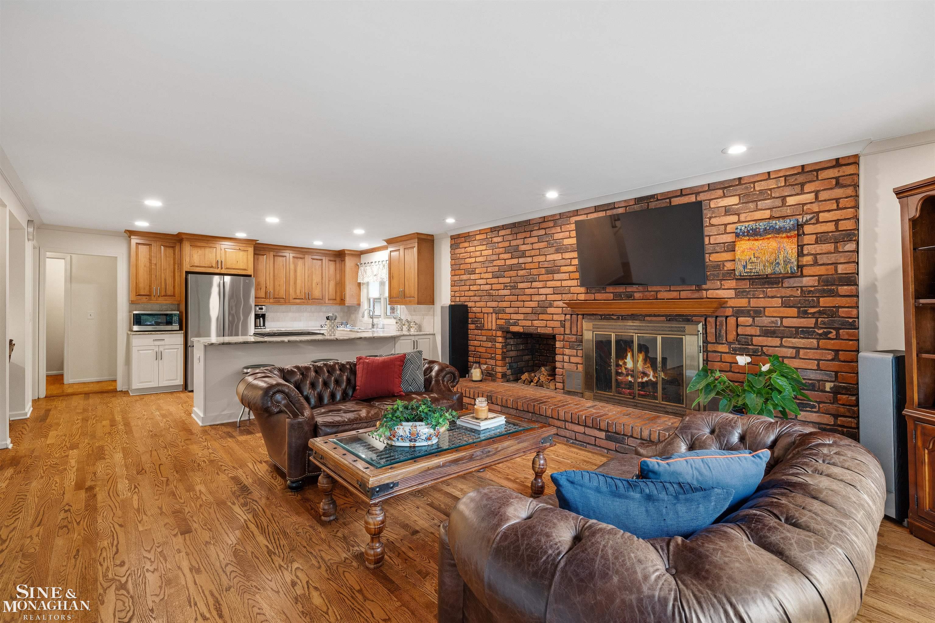 725 Fisher Road Grosse Pointe, MI 48230 - Photo 11 of 63 50211891-969b7e07-bb93-47d1-85b0-03329eee86f4.JPG