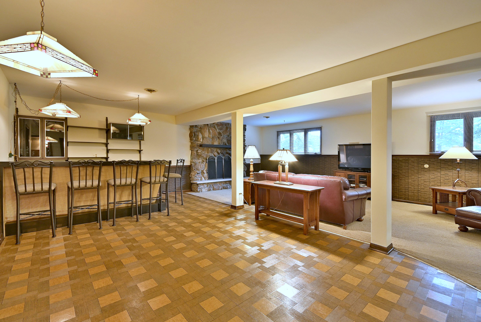 7976 Clarendon Hills Road Willowbrook, IL 60527 - Photo 19 of 41 a living room with furniture