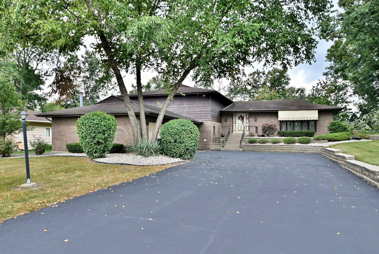 7976 Clarendon Hills Road Willowbrook, IL 60527 - Photo 2 of 41 a front view of a house with garden