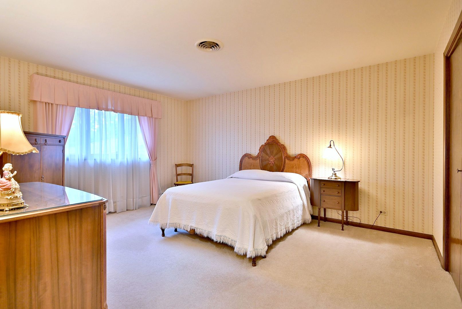 7976 Clarendon Hills Road Willowbrook, IL 60527 - Photo 26 of 41 a bedroom with a bed and a table