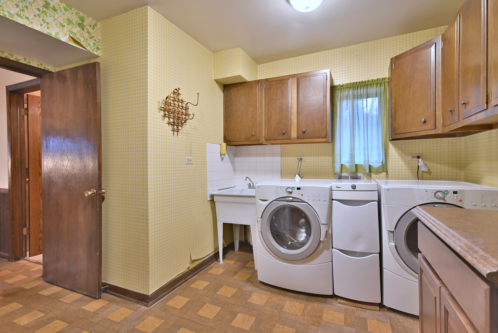 7976 Clarendon Hills Road Willowbrook, IL 60527 - Photo 32 of 41 a utility room with dryer and washer