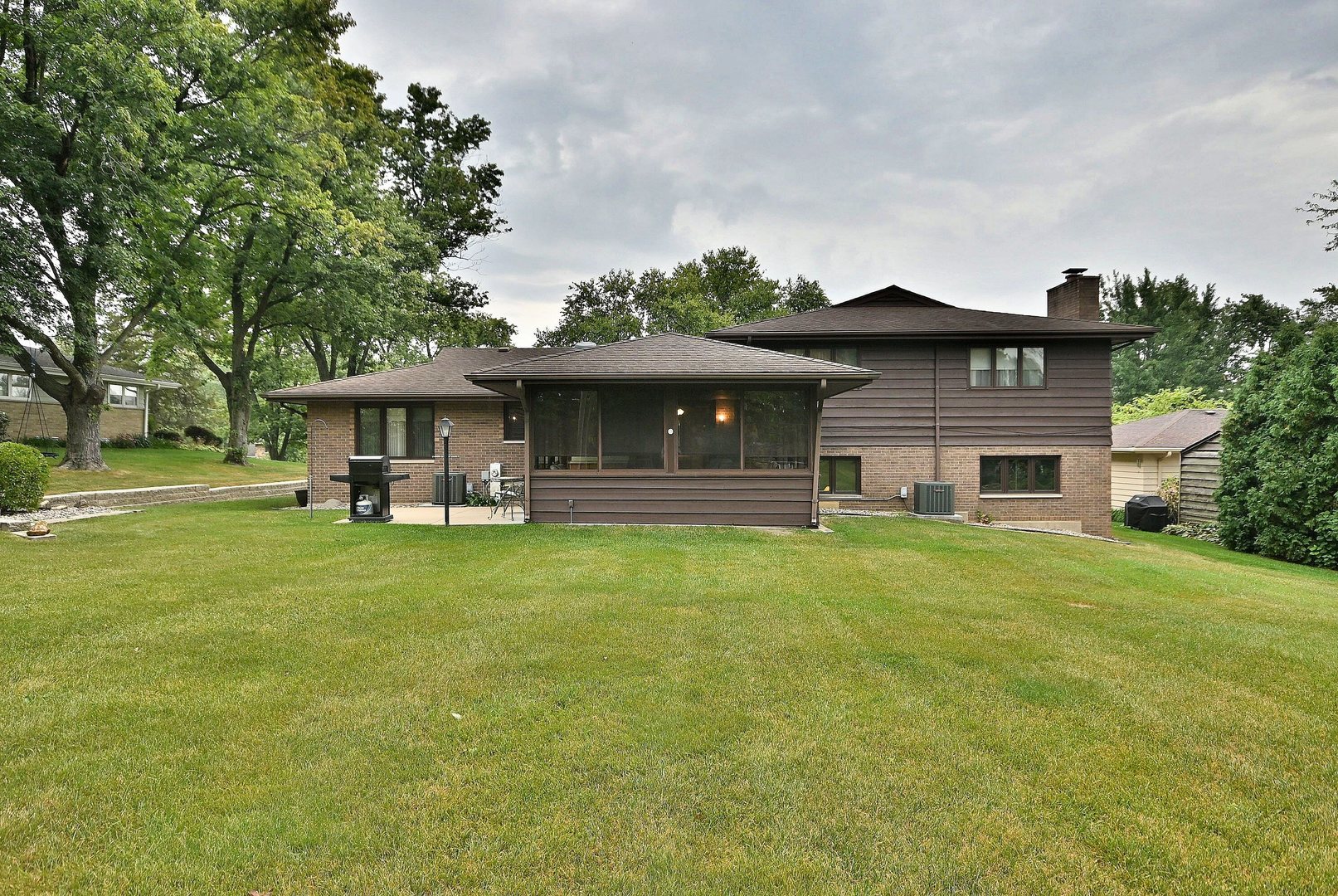 7976 Clarendon Hills Road Willowbrook, IL 60527 - Photo 40 of 41 a front view of a house with a garden
