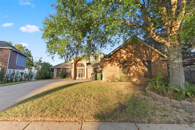 $2,300 | 1813 Oakwood Drive East, Pearland, TX 77581