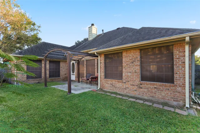 $2,300 | 1813 Oakwood Drive East, Pearland, TX 77581
