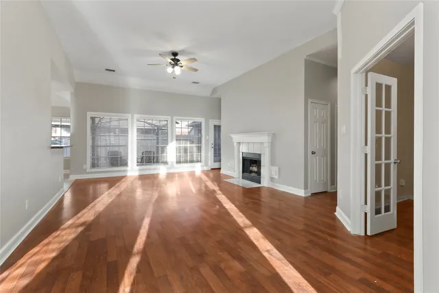 $2,300 | 1813 Oakwood Drive East, Pearland, TX 77581