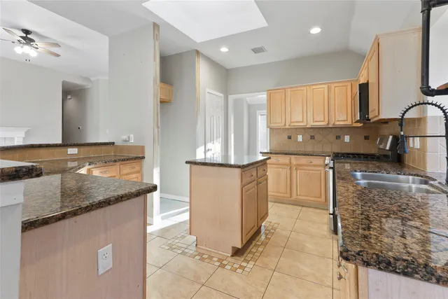 $2,300 | 1813 Oakwood Drive East, Pearland, TX 77581