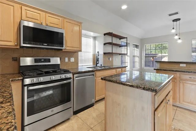 $2,300 | 1813 Oakwood Drive East, Pearland, TX 77581