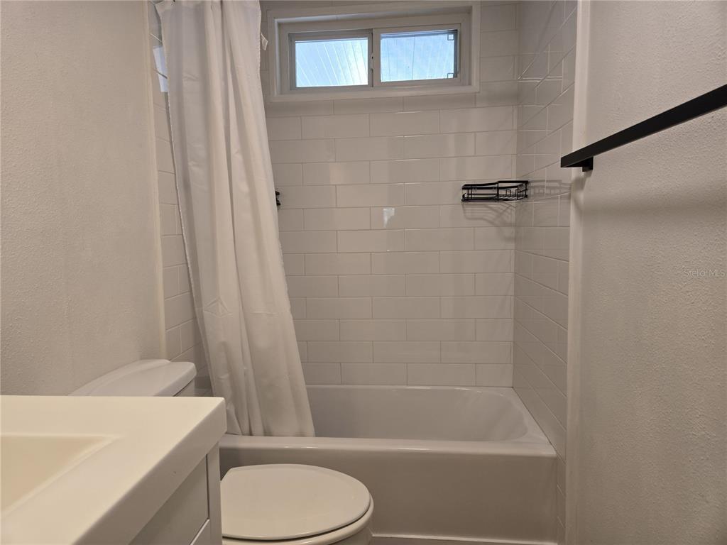 4146 Greenbluff Road, Unit 817 Zellwood, FL 32798 - Photo 21 of 40 a bathroom with a toilet and a bathtub