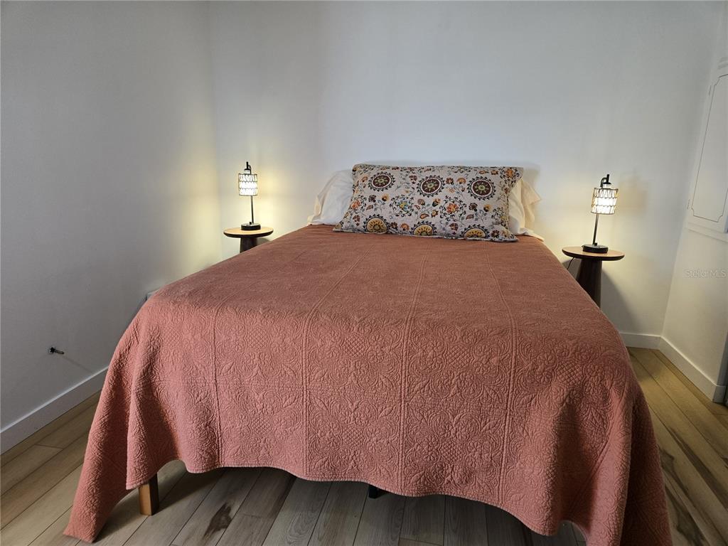 4146 Greenbluff Road, Unit 817 Zellwood, FL 32798 - Photo 23 of 40 a bedroom with a bed and a lamp