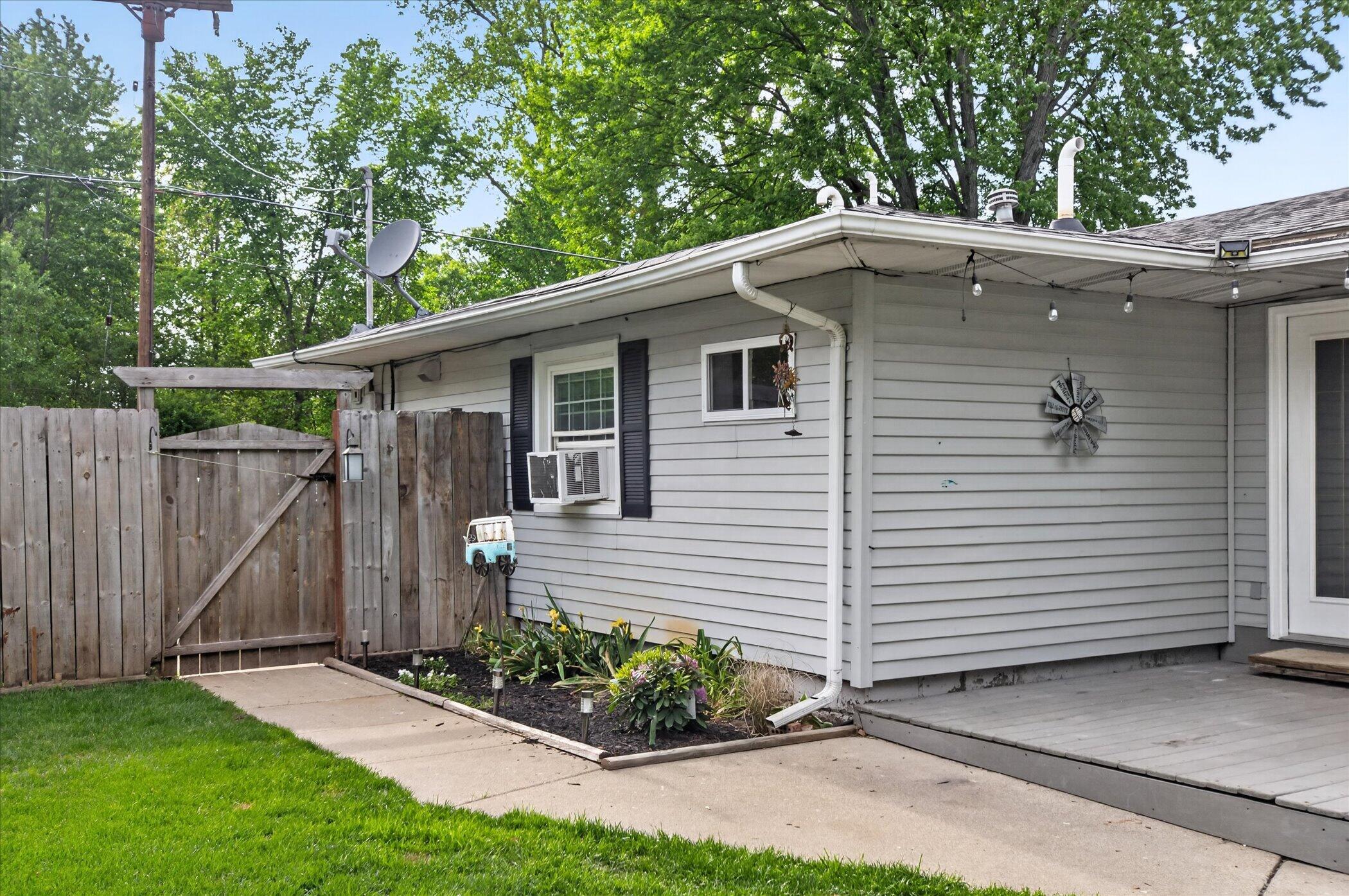 9489 Hyde Road Clarklake, MI 49234 - Photo 39 of 48 39-9489-Hyde-Rd-WindowStill