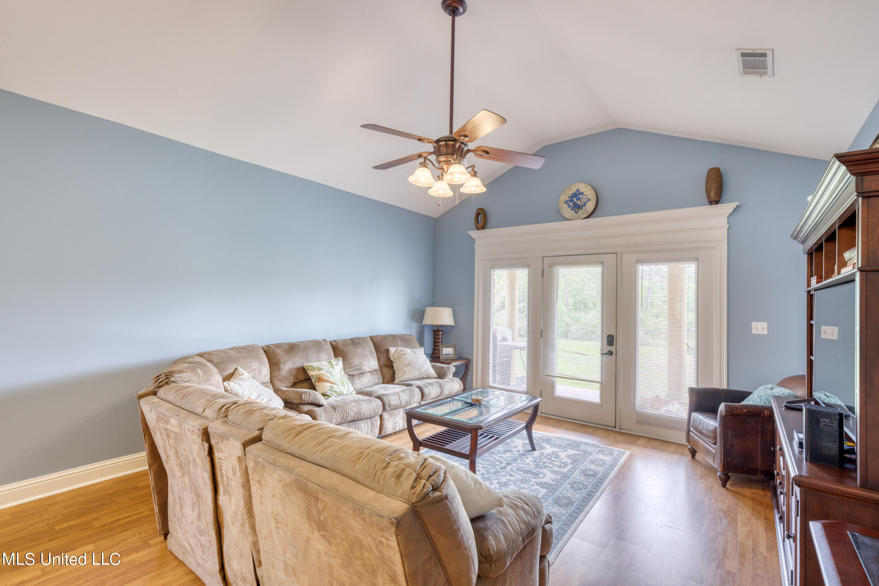 6720 Tunica Road Biloxi, MS 39532 - Photo 11 of 30 Living room